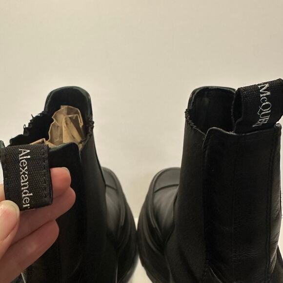 Alexander McQueen Tread Slick Chelsea Boot size IT 44 Leather Triple Black - Picture 16 of 16